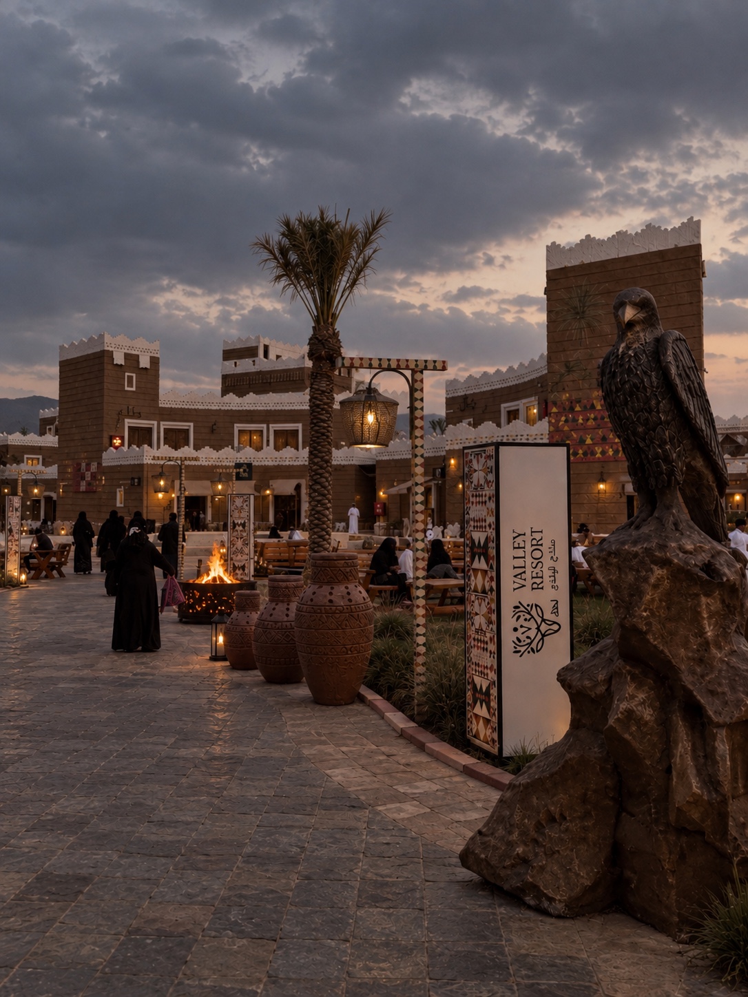 ساحة القرية التراثية وشبة النار والفوانيس عند الغروب